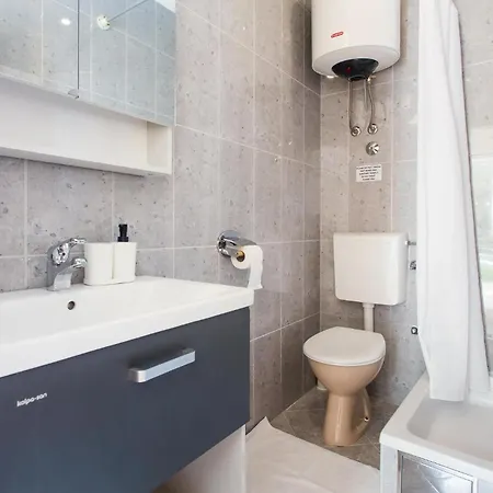 2 Bedroom Gorgeous In Apartament